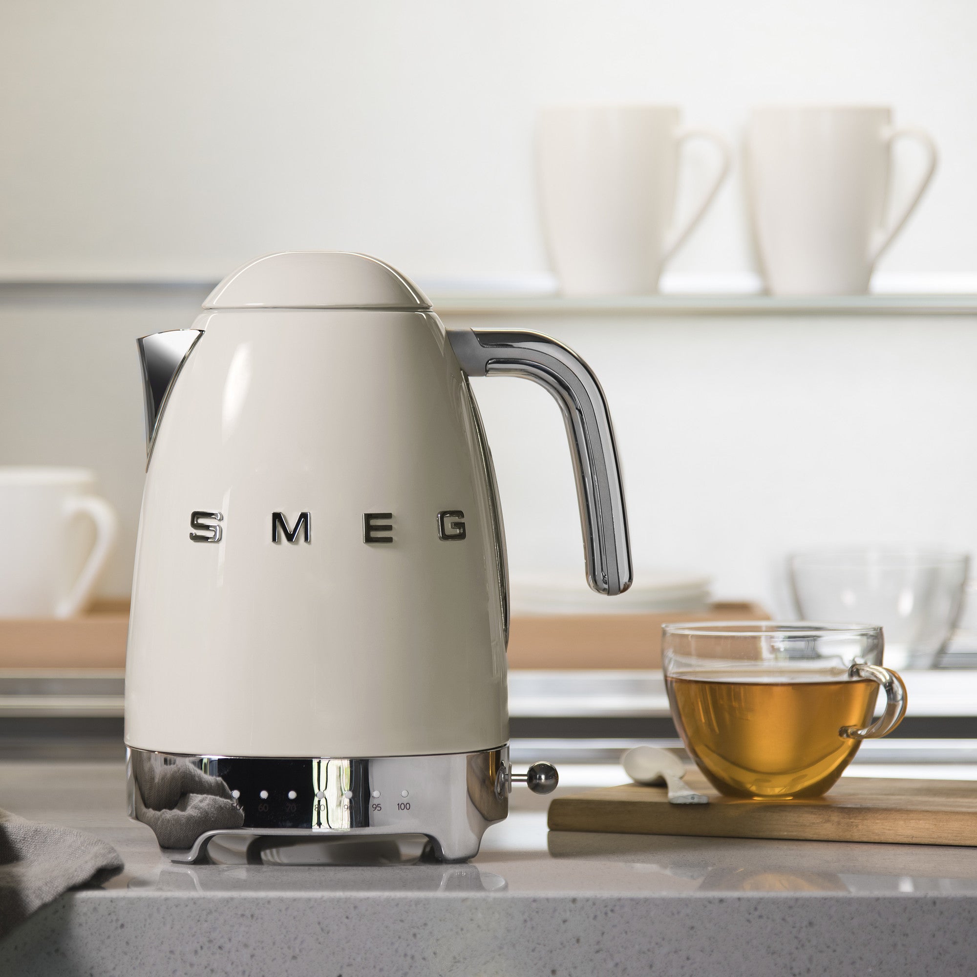 the-official-source-for-smeg-retro-style-kettle-klf04-with-adjustable-temperature-hot-on-sale_7.jpg